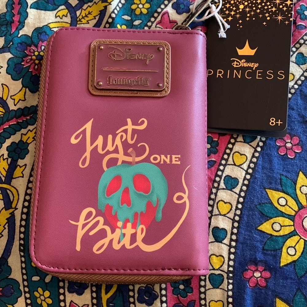 NWT Loungefly Disney Snow White Wallet - Picture 2 of 3